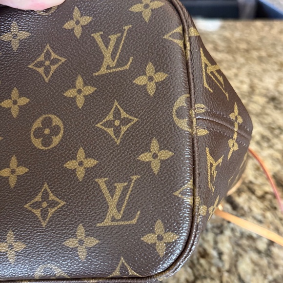 Louis Vuitton Neverfull MM - Picture 10 of 16